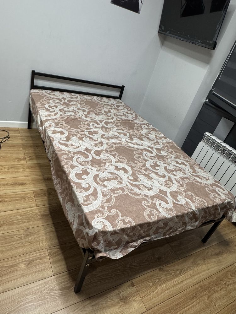 Кровать с матрасом