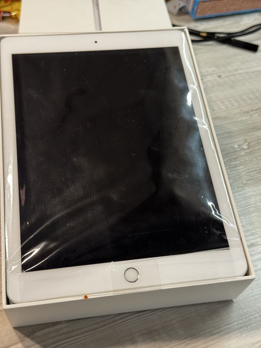 iPad gen 5, 32 gb, white