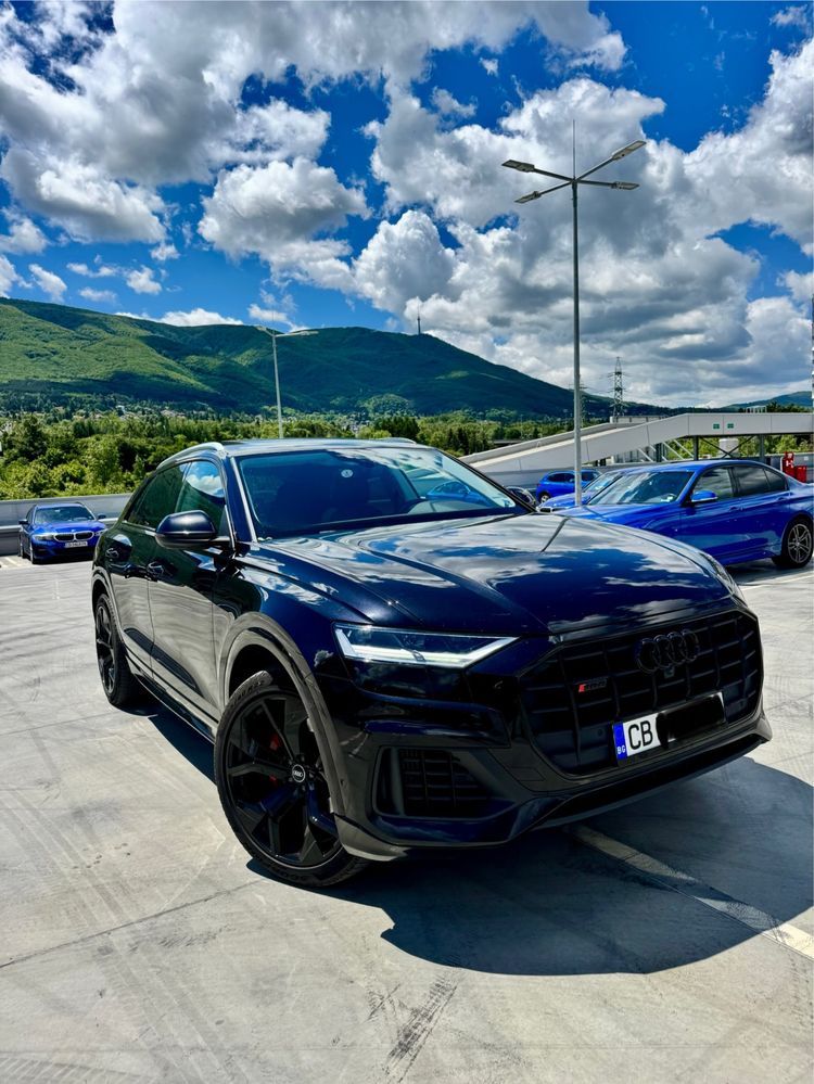 Черен джип Audi SQ8 под наем за абитуриентски бал