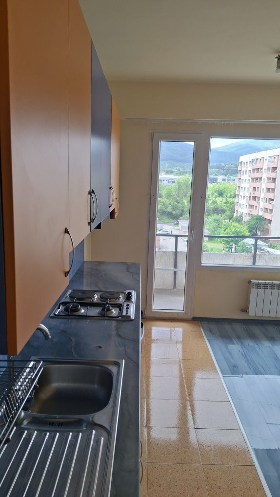 Дава се под наем Двустаен апартамент в Перник, Хумни дол - 60 кв.м за 204 € - Снимка #2