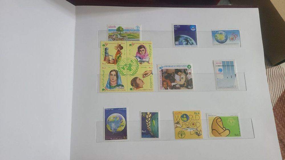 Марки Пакистана в подарочном футляре