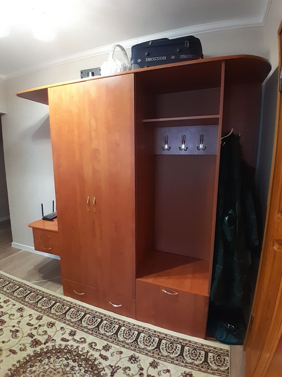 Продам прихожую ширина 2,15 м, высота 2 м