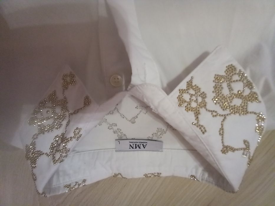 Уникална бяла риза със златисти камъни и прозрачен гръб от дантела