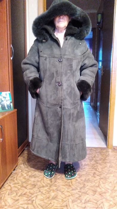 Продам натуральную длинную (до пяток) женскую дублёнку с капюшоном.