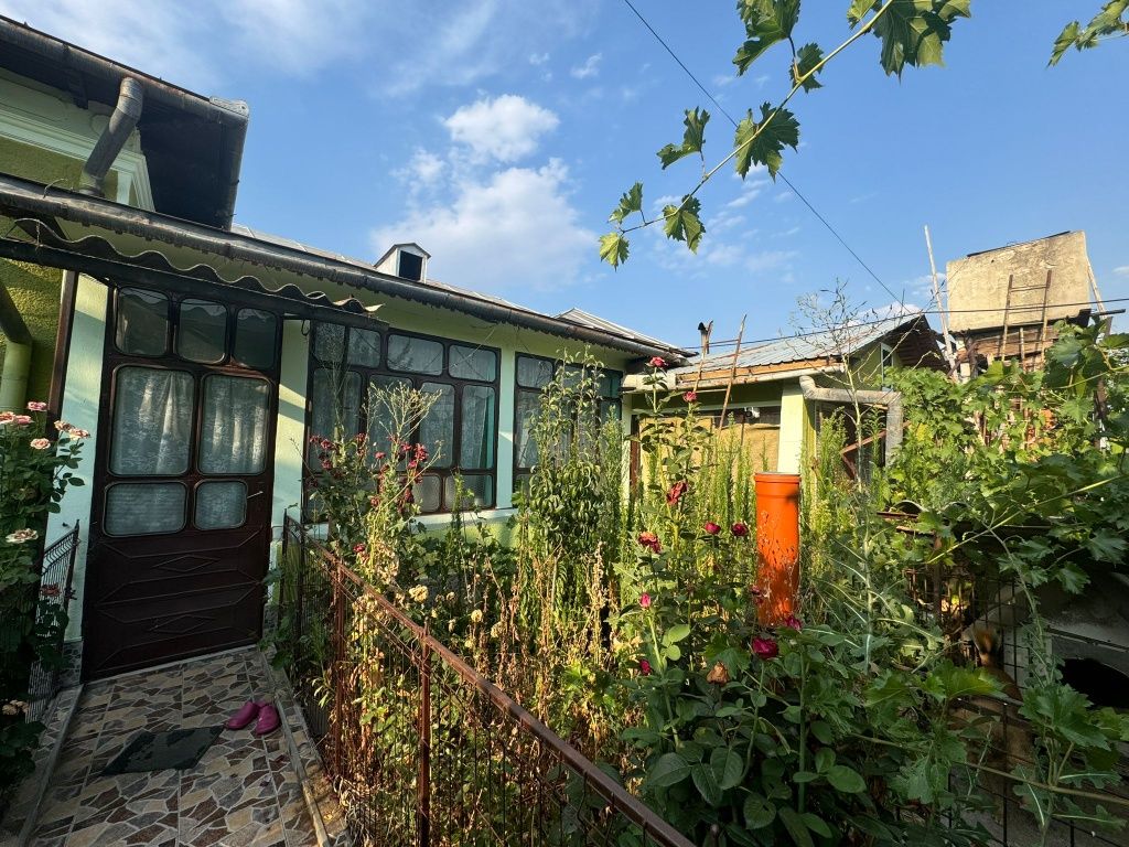 Vând casa comuna Peretu zona centrala