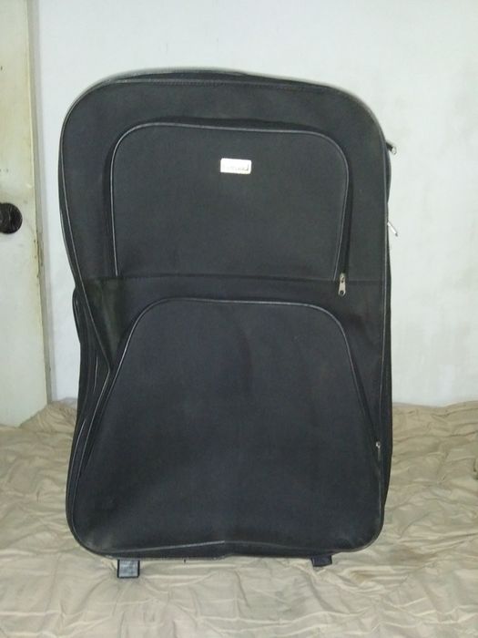 Большой чемодан с ручкой.