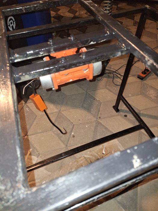 Masa vibranta cu motor