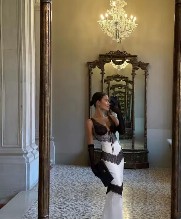 Дълга бяла рокля с черна дантела