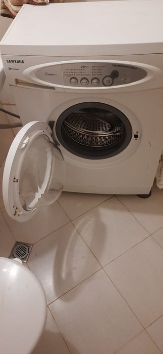 Продавам компактна пералня Samsung 3кг слим,дьлбочина 40см.