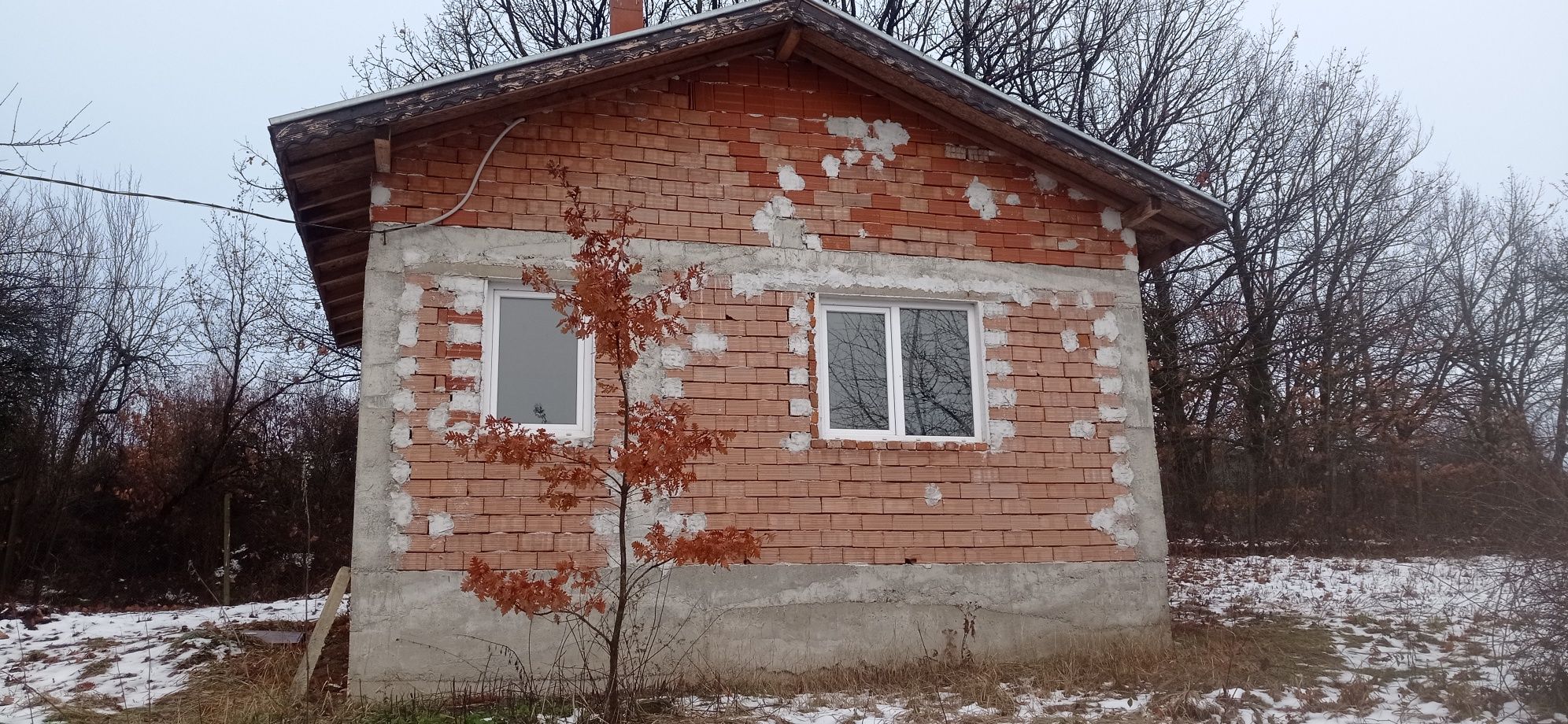 Малка къща със голямо дворно място .