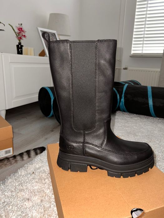 Ghete noi pretul pe site este 1100 sunt originale