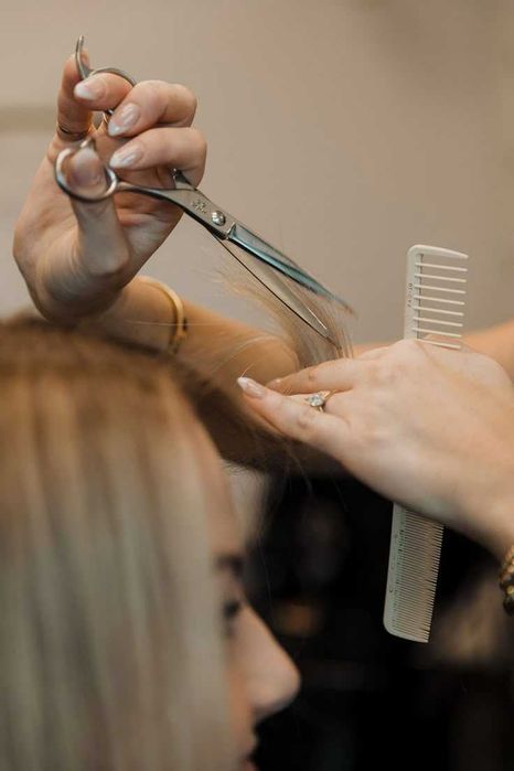 Tapasztalt fodrász / Frizer cu experiență