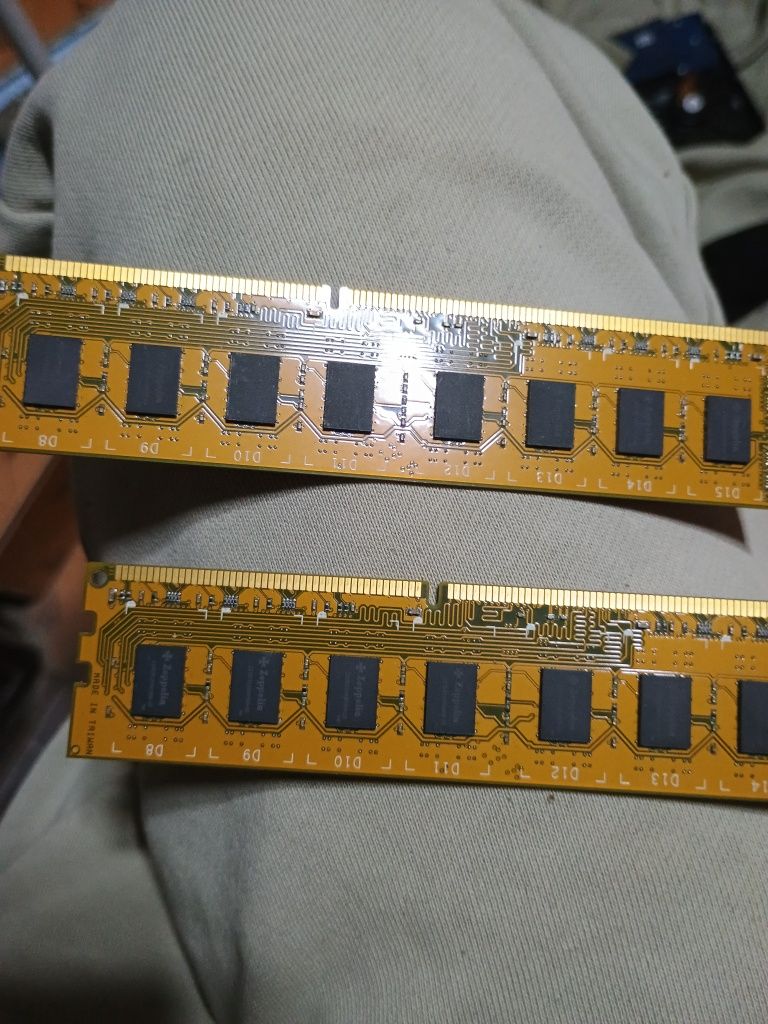 Două plăcuțe RAM  ddr3 4GB