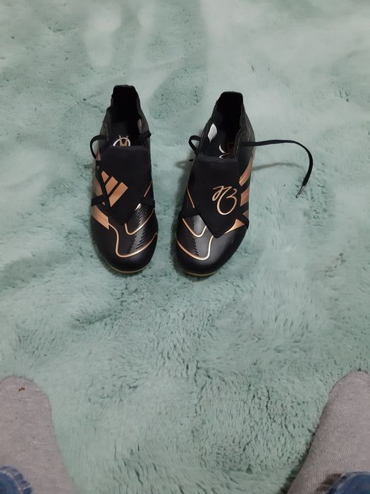 Pantofi sport cu crampoane, negri, nr 40, marca Predator.