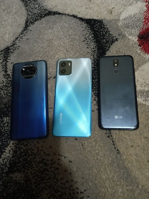 Продам телефоны на запчасти полетела матрица на всех телефонах .