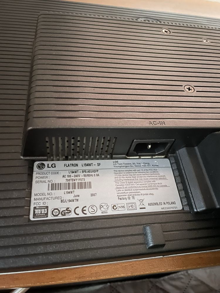 Продавам два монитора LG комплект