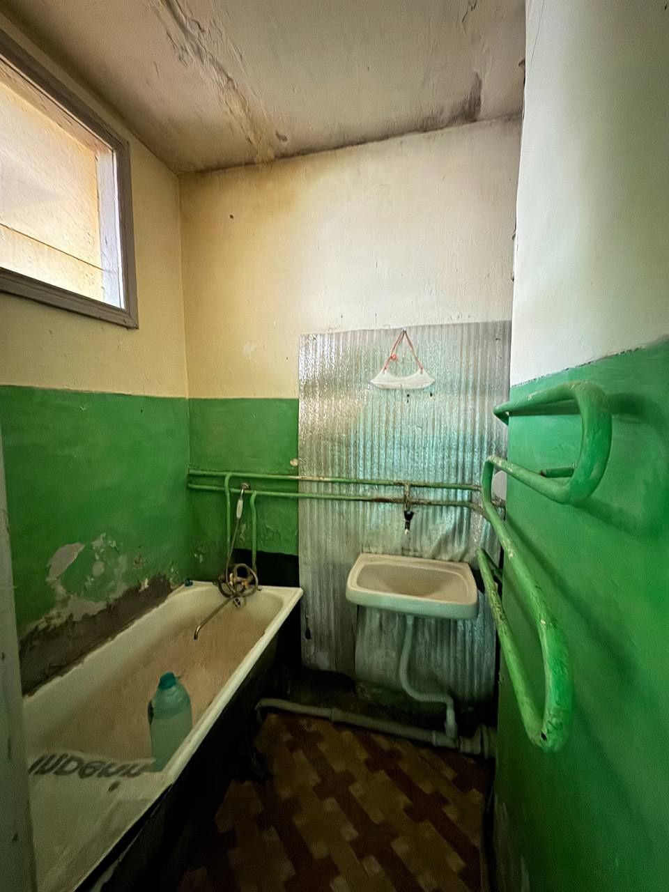 Қарши 4-мкр 3 хонали ғиштли полли уй ўрта қатор катта балконли арзон