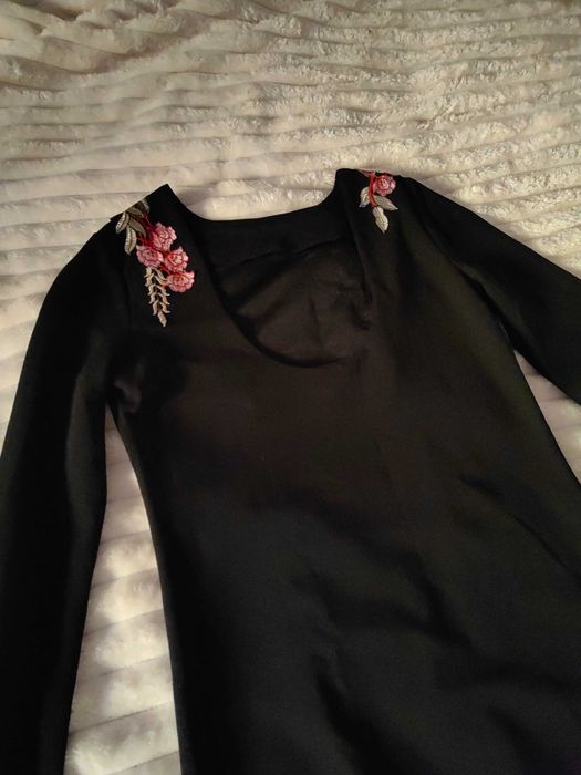 Черна рокля с мотиви цветя