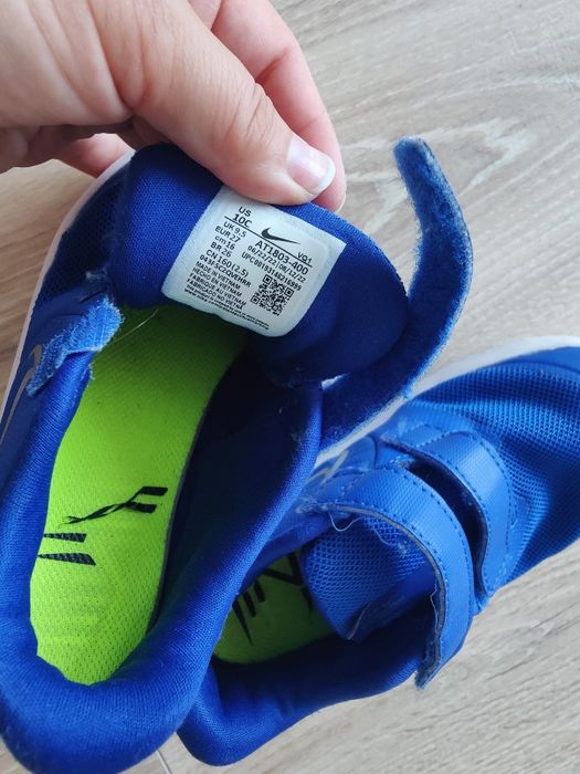 Nike mărimea 27. Defect prezentat în poza