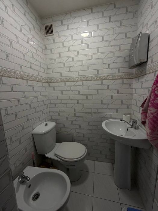 Банковский дом на Буз базаре. 3х комнатная.Кирпичный дом.По 1000 за м2