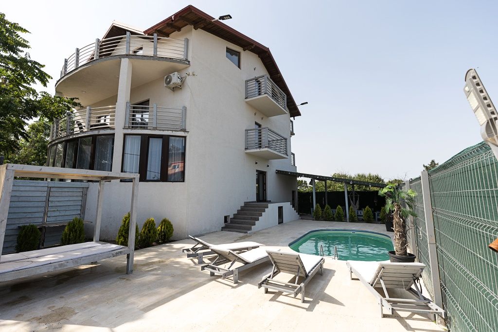 CAZARE COSTINESTI cu piscina-apartamente