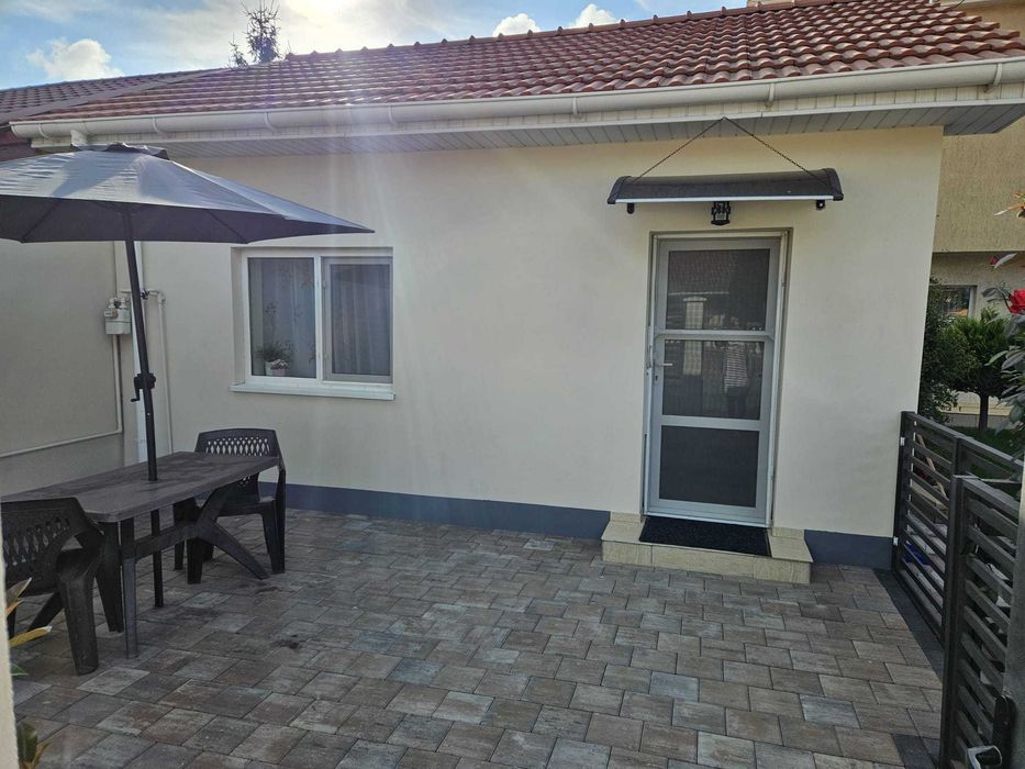 Inchiriez garsoniera la curte