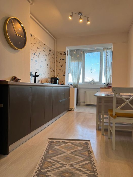 Inchiriez apartament 2 camere zona Garii Brasov.Prima inchiriere.