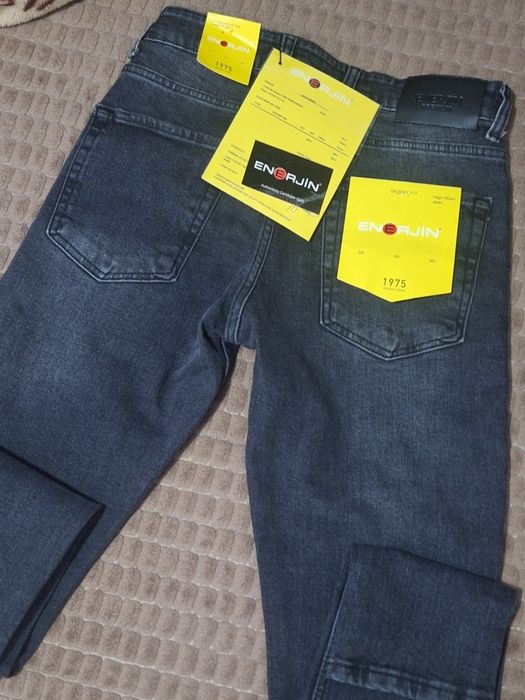 Blugi noi  cu etichetă