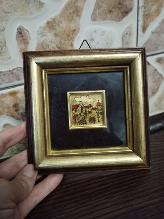 Obiecte de colecție cu foite de aur și pistol din bronz