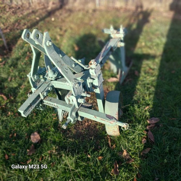 tractor u445 cu remorca și plug