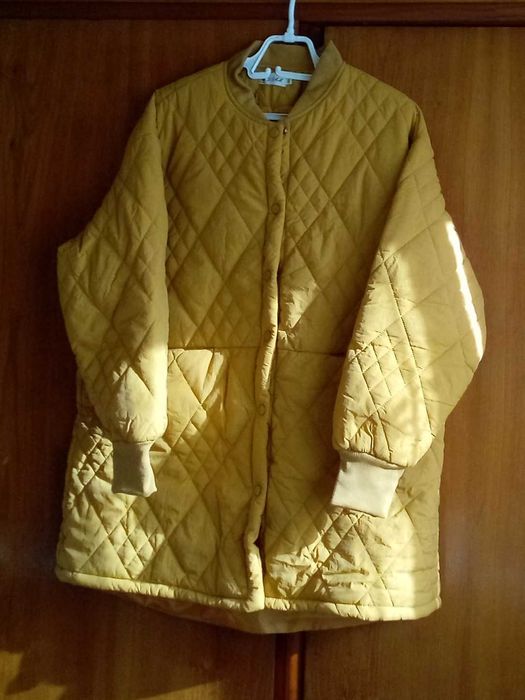 Ново, необличано олекотено дамско яке в слънчево жълт цвят.
