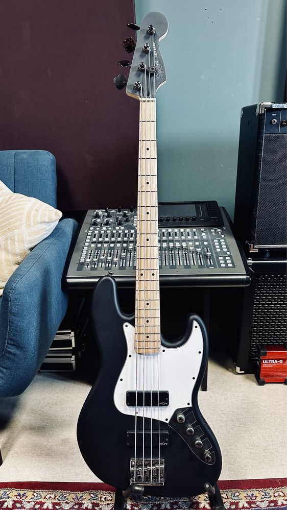 Squier Contemporary Jazz Bass китара