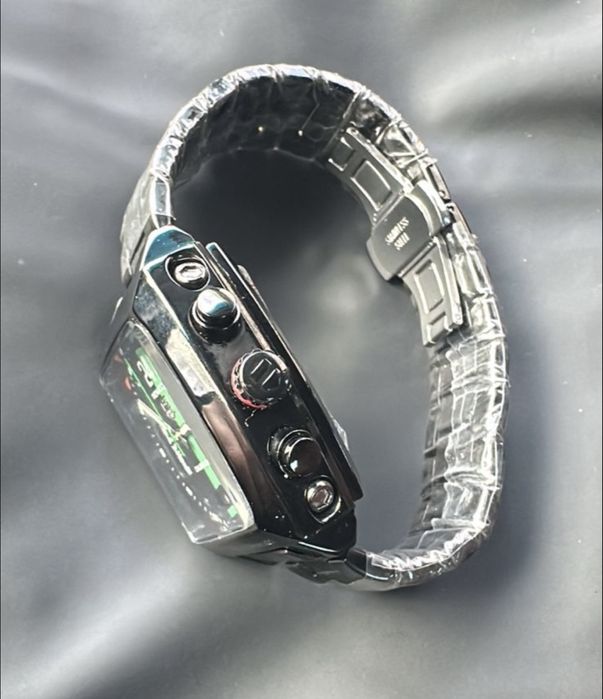 Часы оригинальные, очень красивые.