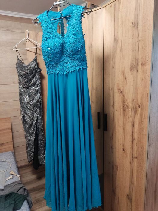 Две рокли показване по веднъж, обувкиведнъш ползвани и портмоне цена п