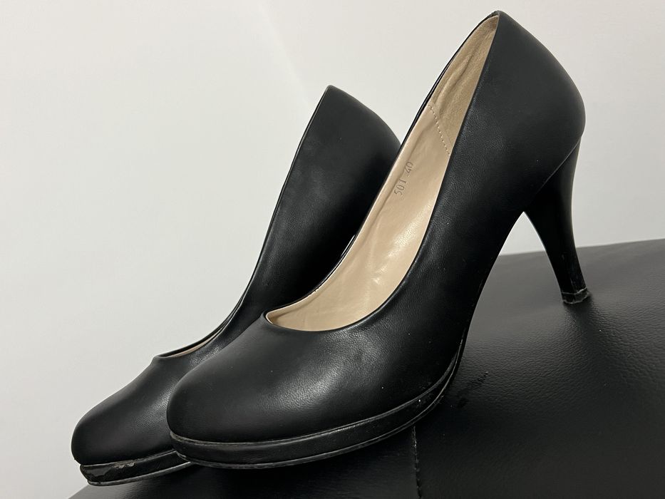 Pantofi cu toc negru