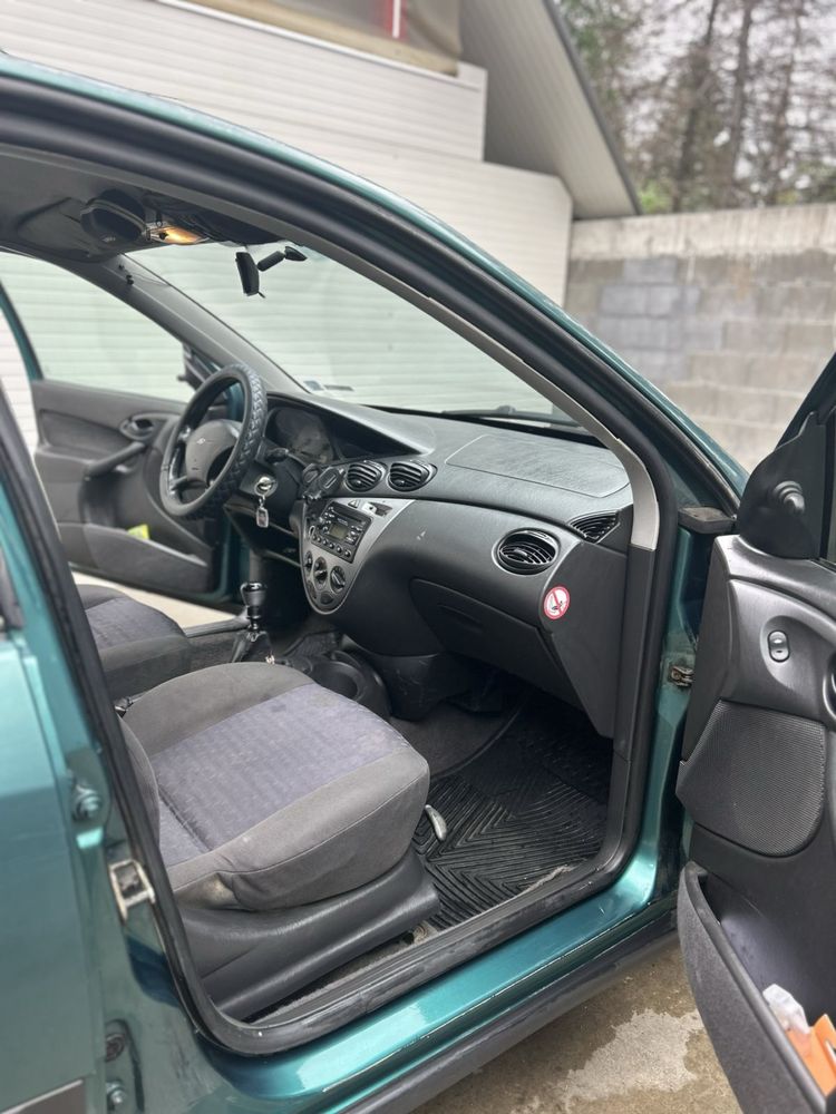 Кола Ford Focus зелена