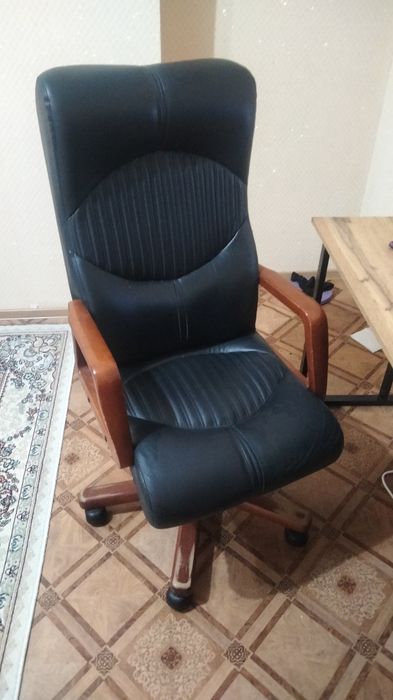 Продам кресло для компьютера в отличном состоянии кожанное кресло очен
