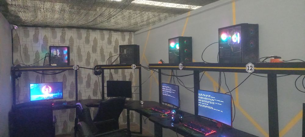 kompyuter klub sotiladi barcha jihozlari bilan srochno!!!