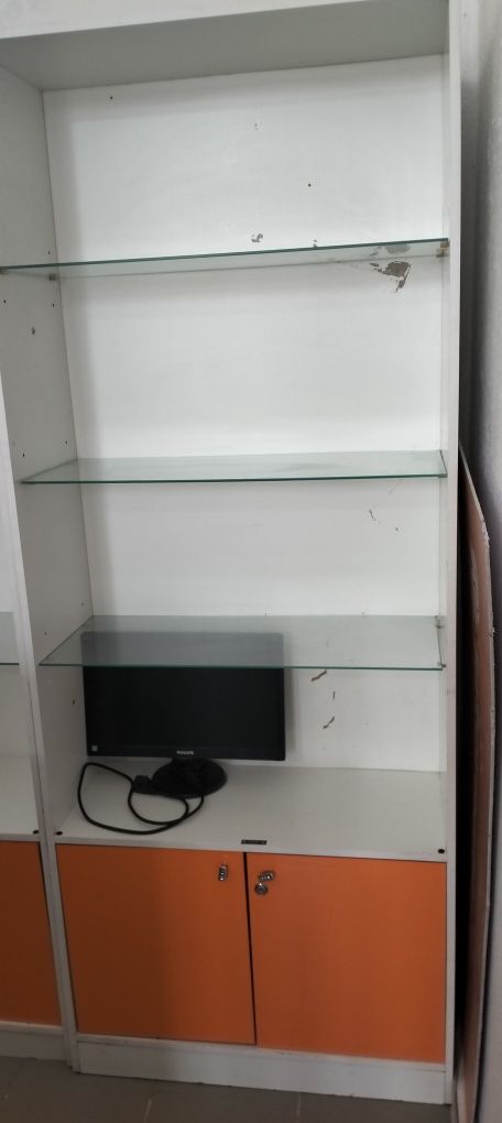 Продается шкаф с 4 стульями и 8 табуретки компью. стол мягкий кресло