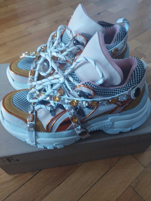 Маратонки с камъни по модел на Gucci