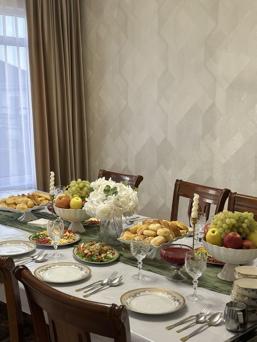 Продам стол и 10 стульев