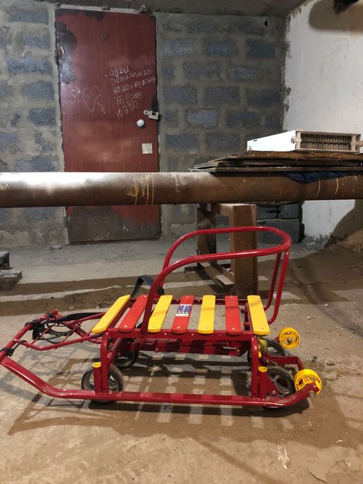 Продам санки с выдвижными колёсами и ручкой толкателем