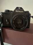 vand   Nikon EM cu un obiectiv Nikon Lens Series E 50mm f/1.8.