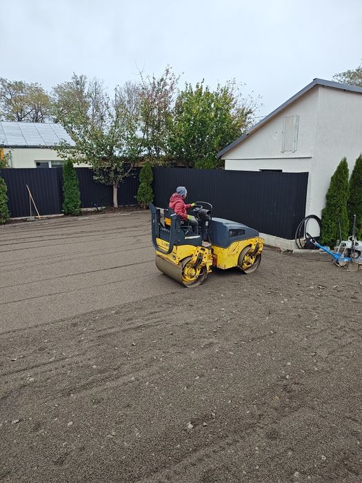 Închiriez cilindru compactor mai compactor masina de taiat beton picon
