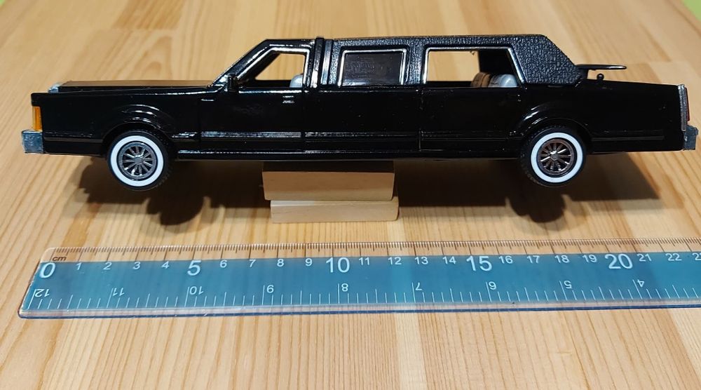 Черна лимузина "President", метал и пластмаса. Цена: 40лв. Дължина 22