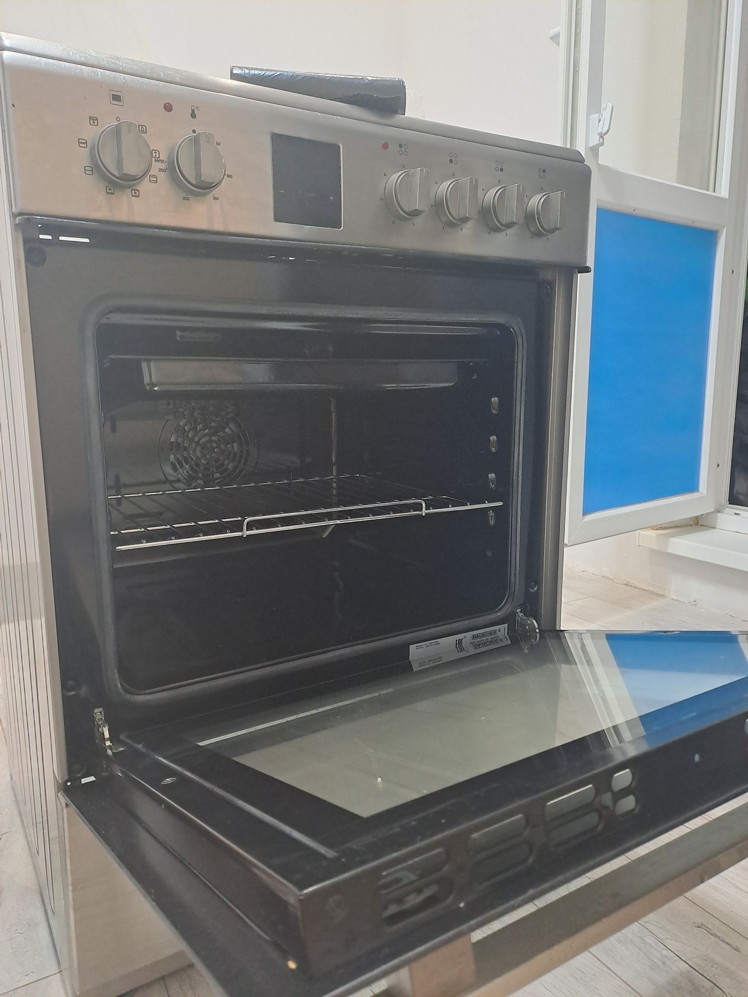 Продаю электронную плиту с духовкой