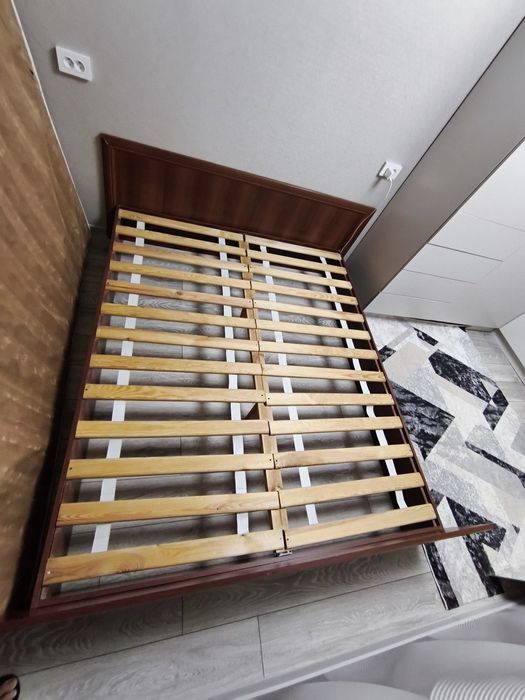 Продаю кровать без матраса