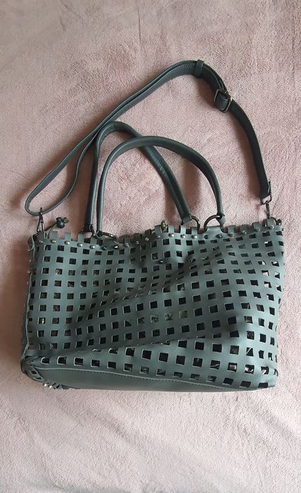 Графитена чанта от кожена мрежа с метални елементи и плюшен несесер