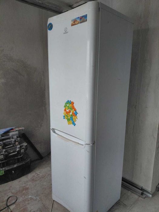 Холодильник Индезит.