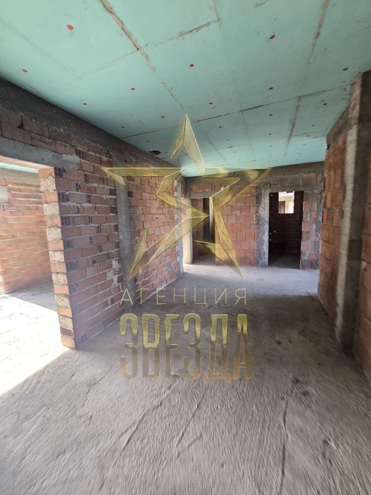 **2 къщи, 800рзп, 1.8дка двор**